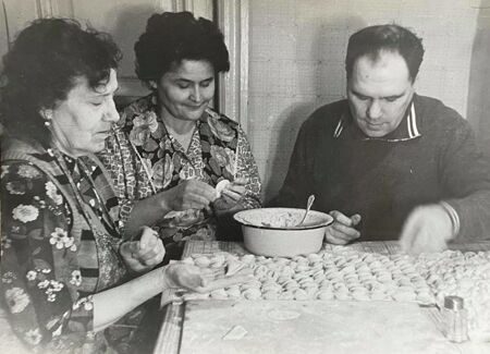 Лепка пельменей в кругу семьи. Фотограф неизвестен.